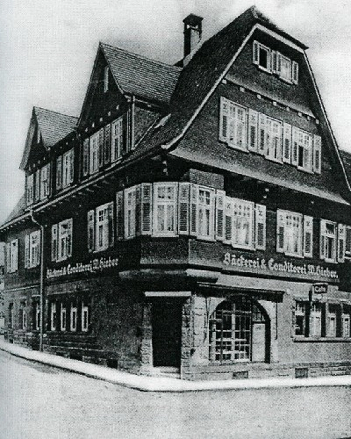 Hieber GmbH – Bäckerei – Das auf dem Vintage-Foto gezeigte historische Gebäude ist das traditionelle Bäckerei- und Caféhaus der Familie Hieber