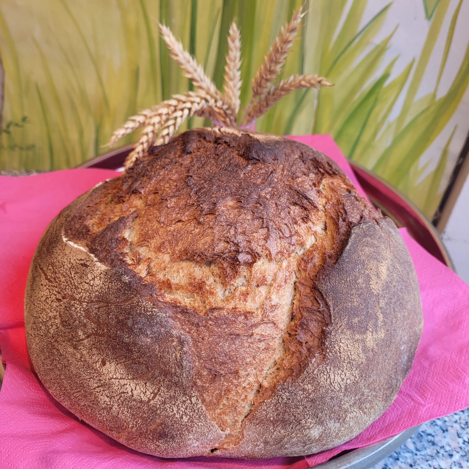 Hieber GmbH – Bäckerei – frisch gebackene, handwerklich hergestellte französische Baguettes mit goldbrauner, bemehlter Kruste und luftiger Krumenstruktur.