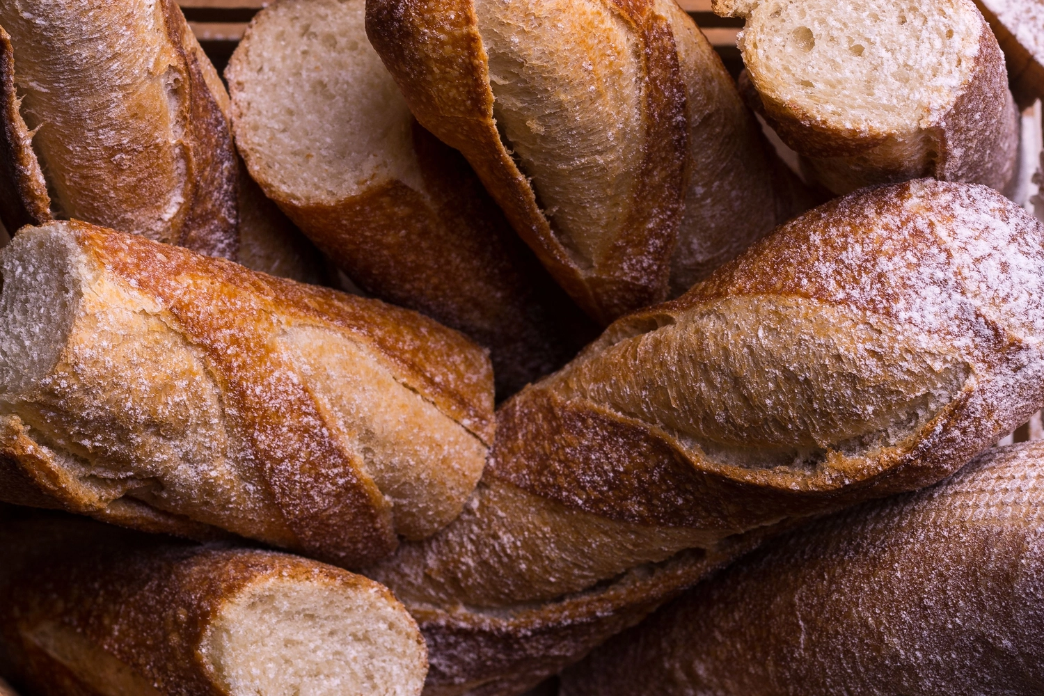 Bäckerei Hieber GmbH – Bäckerei – frisch gebackene, handwerklich hergestellte französische Baguettes mit goldbrauner, bemehlter Kruste und luftiger Krumenstruktur.